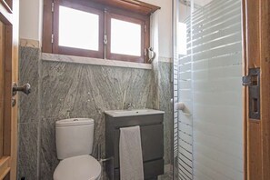 Haartrockner, Handtücher, Seife, Shampoo