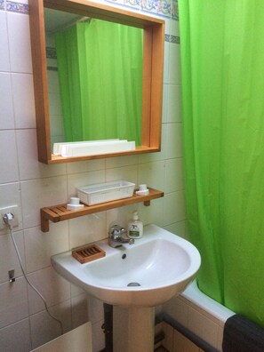 Baignoire, sèche-cheveux, serviettes fournies, savon