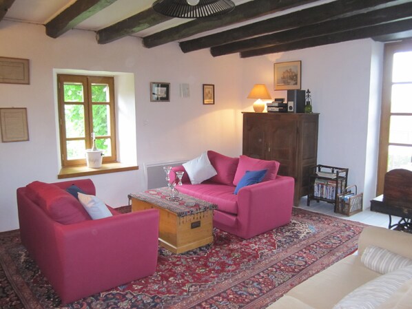 Fernseher, Kamin, DVD-Player, Bücher