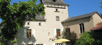 Charming Cottage,tranquil setting, stunning views.Large private garden with pool