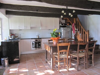 Charming Cottage,tranquil setting, stunning views.Large private garden with pool