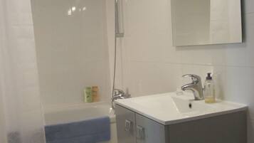 Ensemble douche/baignoire, sĂšche-cheveux, bidet, serviettes fournies