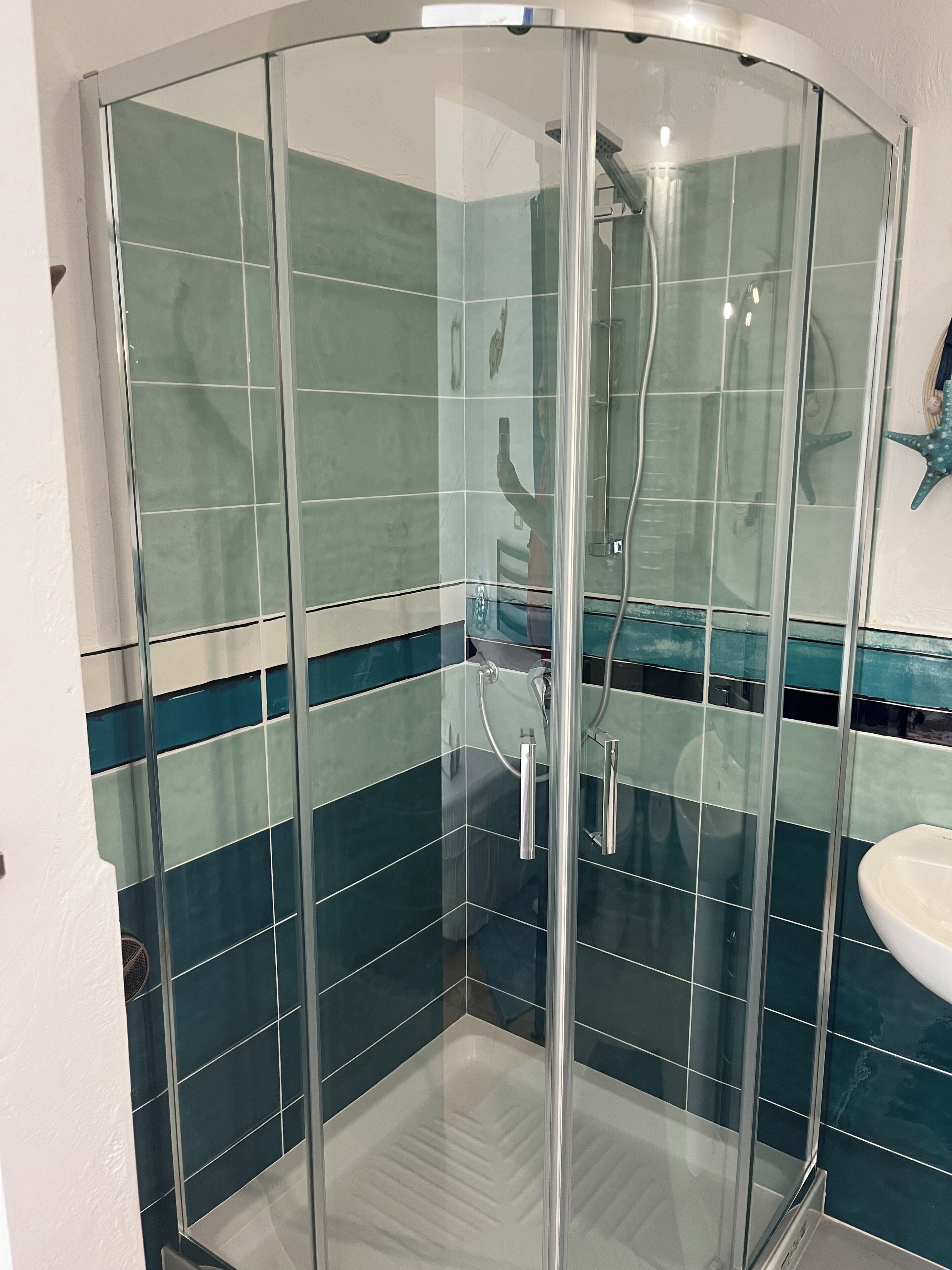 Asciugacapelli, bidet, asciugamani, carta igienica