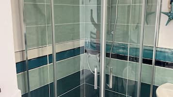Asciugacapelli, bidet, asciugamani, carta igienica