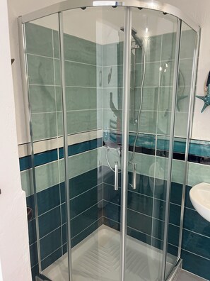 Haartrockner, Bidet, Handtücher, Toilettenpapier