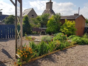 Terrace/patio - 6 Seatown, a traditional fisherman's cottage in an ideal location (Lossiemouth UK)