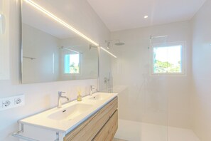Ducha y bañera combinadas, secador de pelo, bidé y toallas