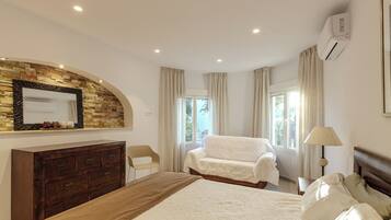 5 bedrooms, in-room safe, desk, iron/ironing board