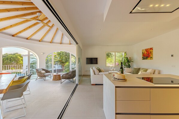A modern interior with a dining area, a living room, and a kitchen. - Villa Mar Alborán, Great Seaviews, 5-10 Min Easy Stroll Town & Beaches (Moraira)