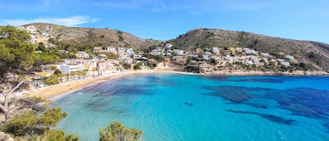Plage à proximité, chaises longues