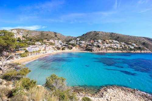 Upeat merinäkymät, 5-10 minuutin kävelymatka kaupunkiin ja rannoille