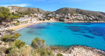 Upeat merinäkymät, 5-10 minuutin kävelymatka kaupunkiin ja rannoille