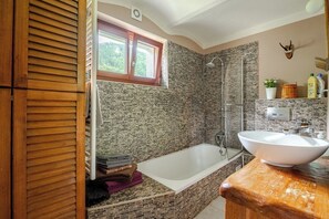 Combined shower/bathtub, hair dryer, bidet, towels