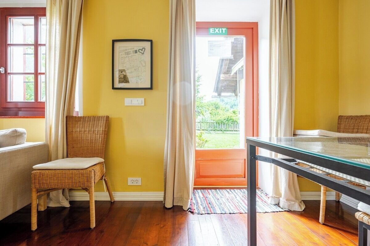 Smart-TV, Kamin, DVD-Player, Bücher