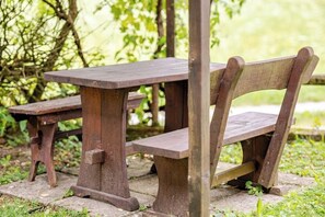 Outdoor dining - Bela Luna—Charming Garden Cottage near Lake Bled (Bohinjska Bela)
