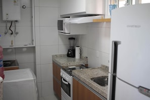 Geladeira, micro-ondas, fogão, cooktop