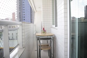 Outdoor dining - Chic apartment, with sea view, in the best area of the city. (Meireles)