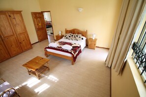 5 chambres, coffres-forts dans les chambres, fer et planche à repasser