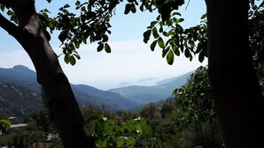 A mountainous landscape with a valley and a tree in the foreground. - Romantic luxury "honeymoon" hideaway in the hills above Kalkan in a rural idyll (Kas)