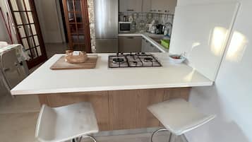 Geladeira, micro-ondas, fogão, cooktop