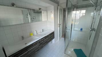Ensemble douche/baignoire, sèche-cheveux, bidet, serviettes fournies