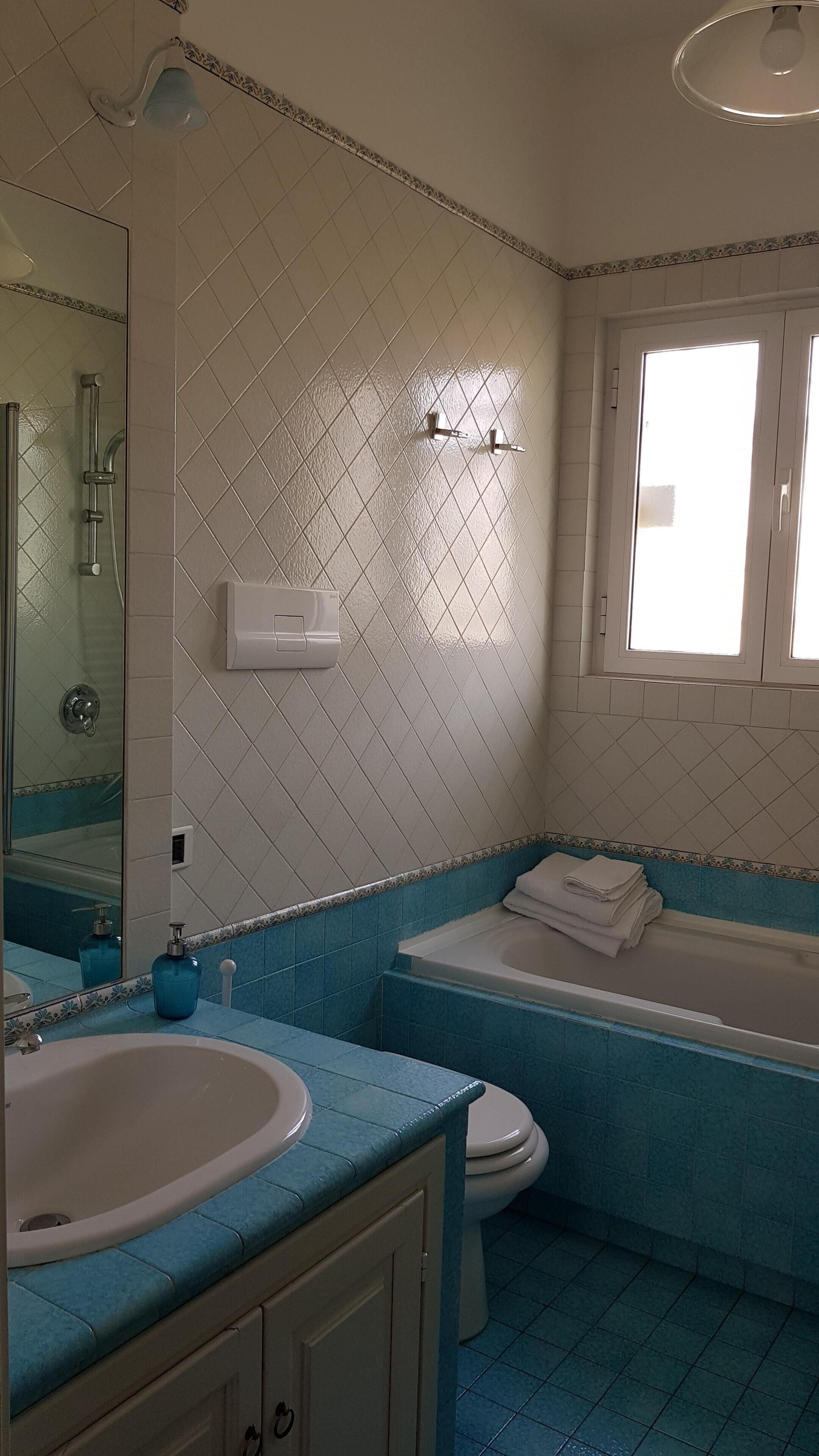 Duschwanne, Haartrockner, Bidet, Handtücher