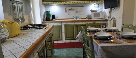 Frigorifero, microonde, forno, piano cottura
