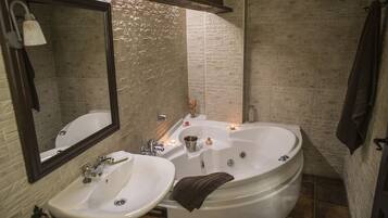 Shower, jetted bath, hair dryer, towels