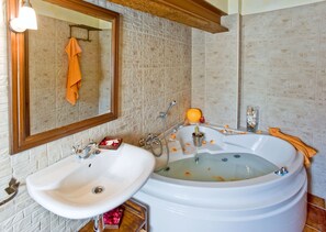 Chuveiro, banheira de hidromassagem, secador de cabelo, toalhas de banho