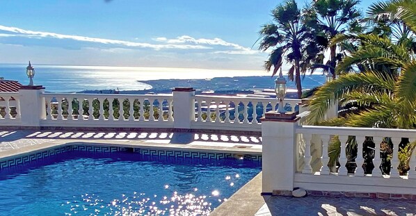 Pool - Villa La Higuera - Luxury 10-person villa, private pool, sea and mountain views (Sayalonga)