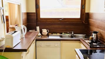 Frigorifero, microonde, piano cottura, lavastoviglie