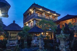 Vista frontal de la propiedad por la tarde o noche