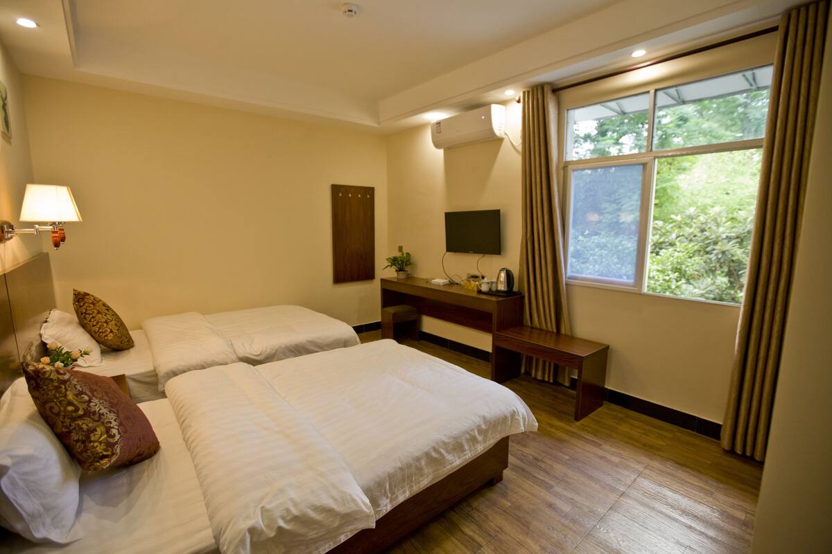 Premium bedding, desk, blackout curtains, free WiFi
