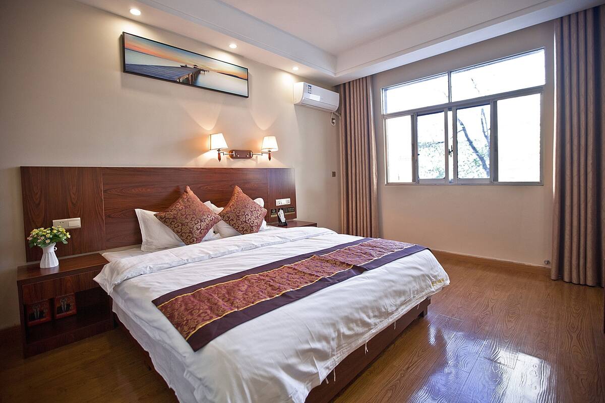Premium bedding, desk, blackout curtains, free WiFi