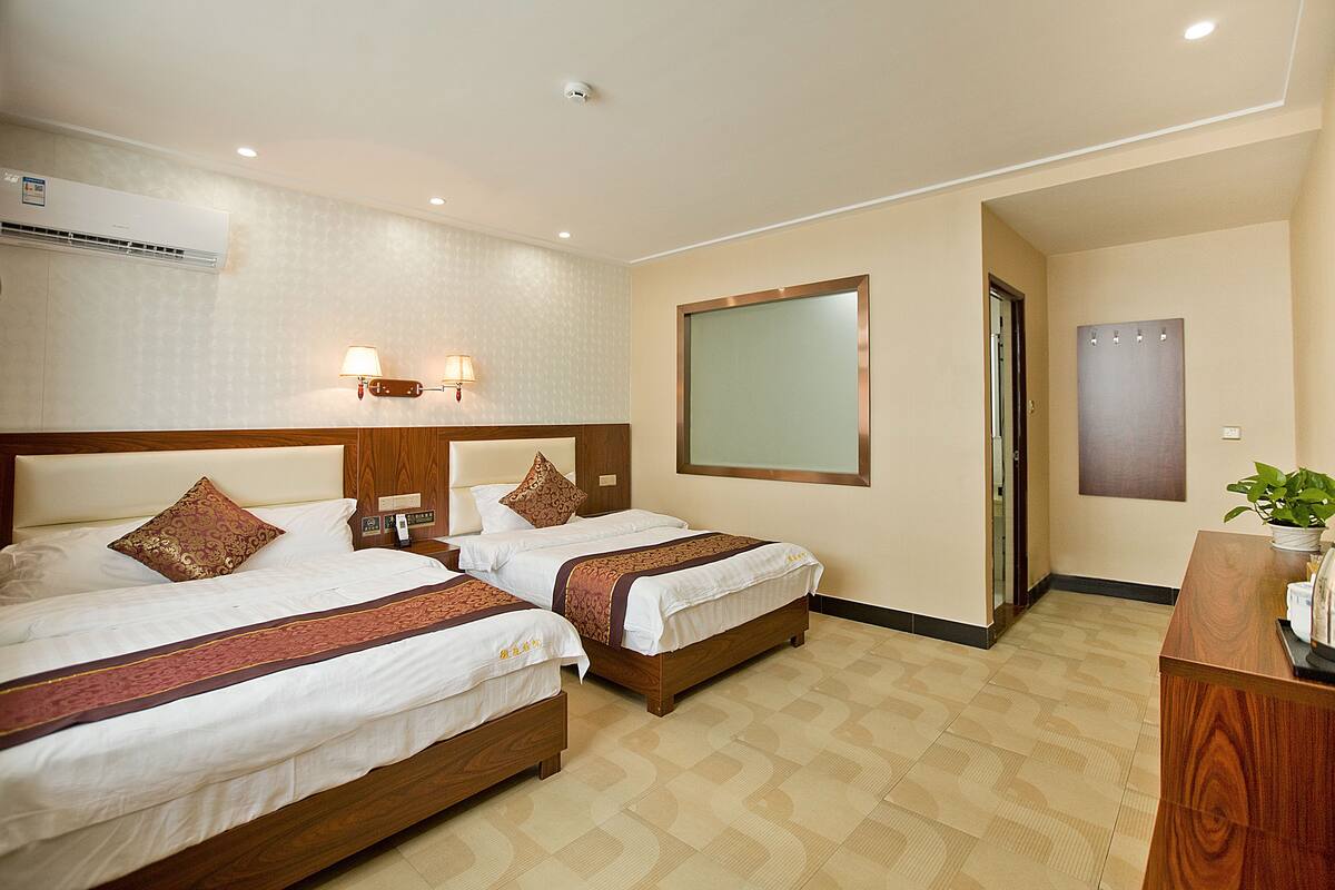 Premium bedding, desk, blackout curtains, free WiFi