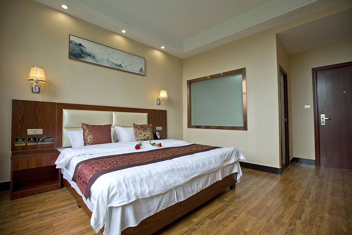 Premium bedding, desk, blackout curtains, free WiFi