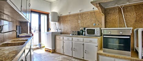 Frigorifero, microonde, forno, piano cottura
