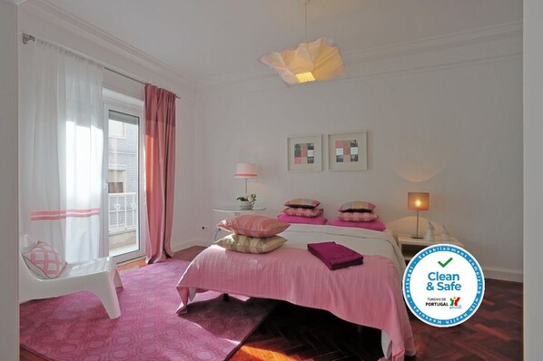5 bedrooms, iron/ironing board, WiFi, bed sheets