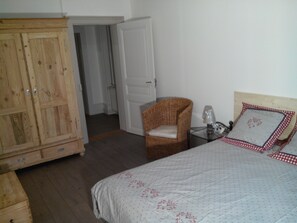 2 habitaciones, escritorio, tabla de planchar con plancha y wifi gratis