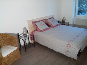 2 habitaciones, escritorio, tabla de planchar con plancha y wifi gratis 