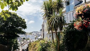 A residential area with a prominent building featuring a bay window and a flower box. - Heart of St Ives, Parking, Superb Views, Sleeps 6 (Saint Ives)