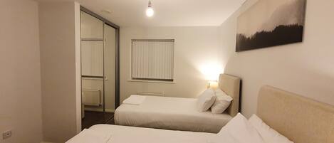 2 makuuhuonetta, tallelokero huoneessa, silitysrauta/-lauta