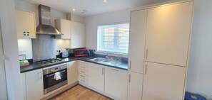 Een koelkast, een magnetron, een oven, een kookplaat