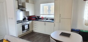 Een koelkast, een magnetron, een oven, een kookplaat