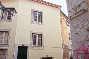 Exterior - Castle Stairs is housed in Mouraria just 1 minute from Rossio and tram 28 (Lisboa)