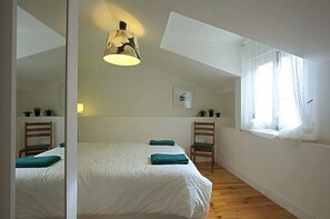 3 habitaciones, tabla de planchar con plancha, wifi y ropa de cama 
