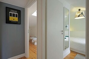 3 bedrooms, iron/ironing board, WiFi, bed sheets - Castle Stairs is housed in Mouraria just 1 minute from Rossio and tram 28 (Lisboa)