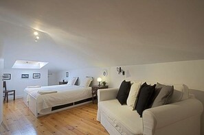 3 habitaciones, tabla de planchar con plancha, wifi y ropa de cama 