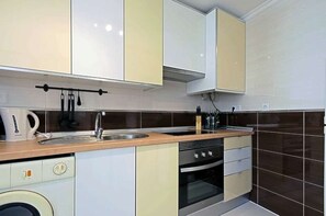 Fridge, microwave, oven, stovetop - Castle Stairs is housed in Mouraria just 1 minute from Rossio and tram 28 (Lisboa)