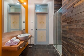 Shower, hair dryer, bidet - Villa Design - Private villa, 3 bedrooms, pool, A/C, wifi, EV charger, Marche (Pergola)